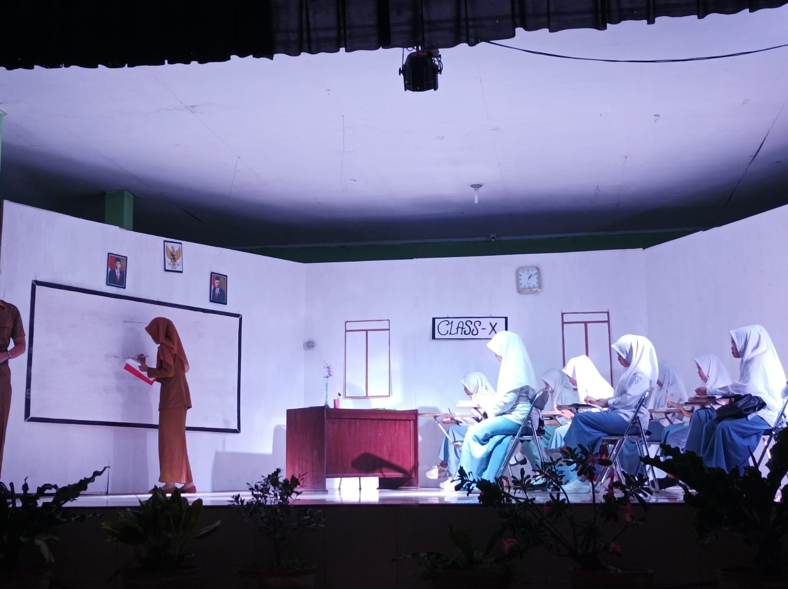 Belajar Bahasa Inggris Melalui Pementasan Drama